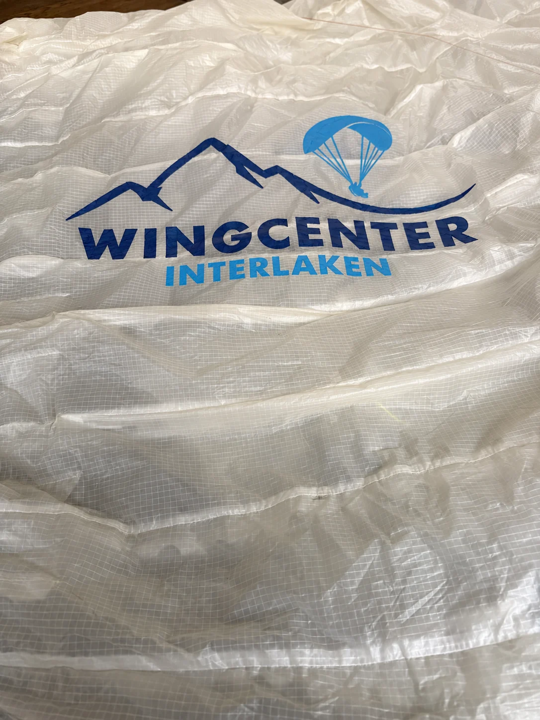 Wingcenter-Logo auf Schirmtuch – digitale Visualisierung